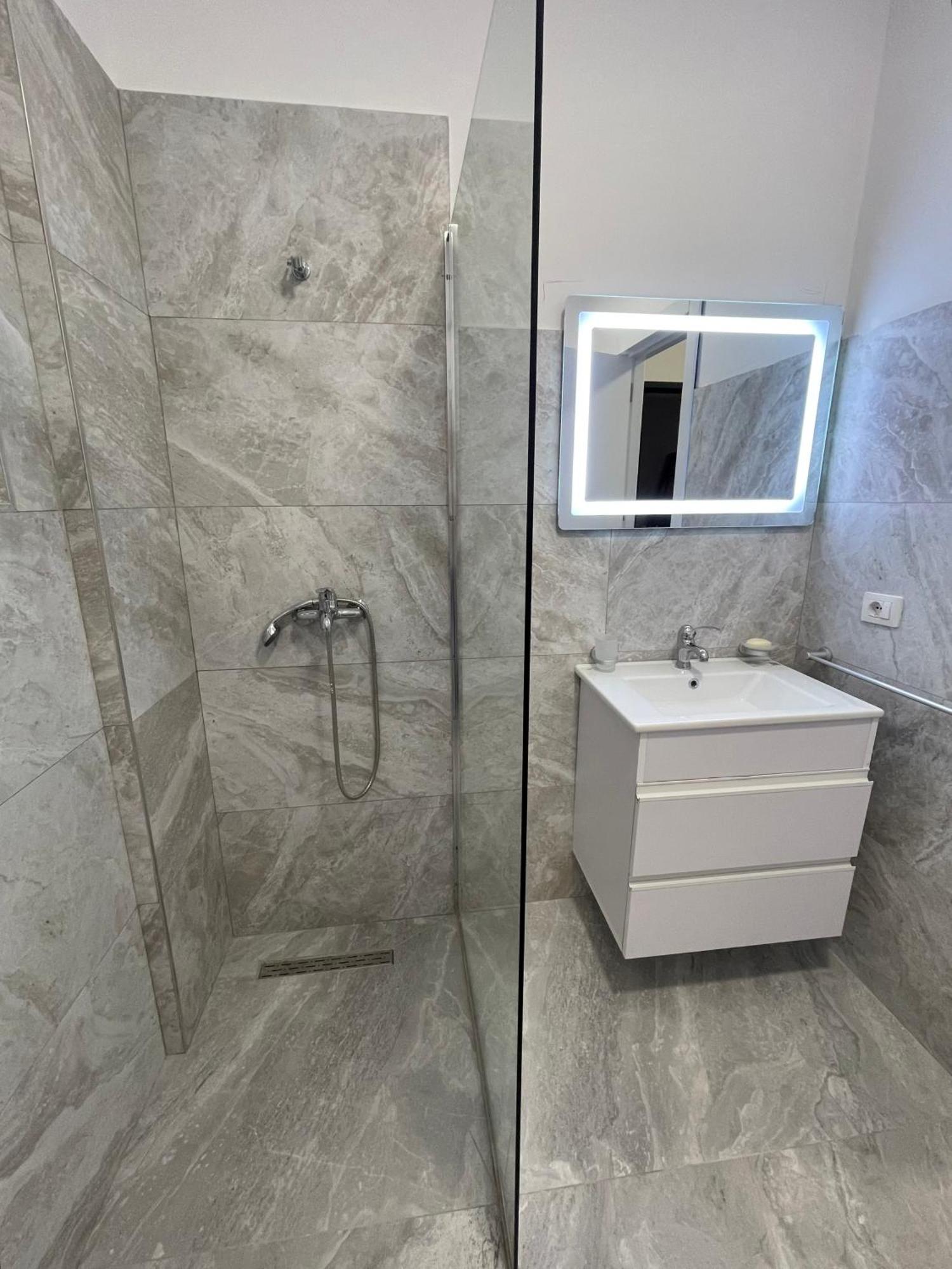 Modern Apartment In Central Vlore Bagian luar foto